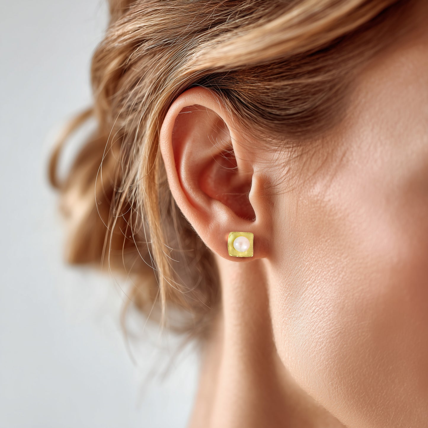 18k Gold Concave Square Post Earrings with Pearl