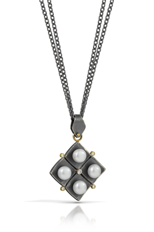 Black and Gold Flower Pearl Necklace